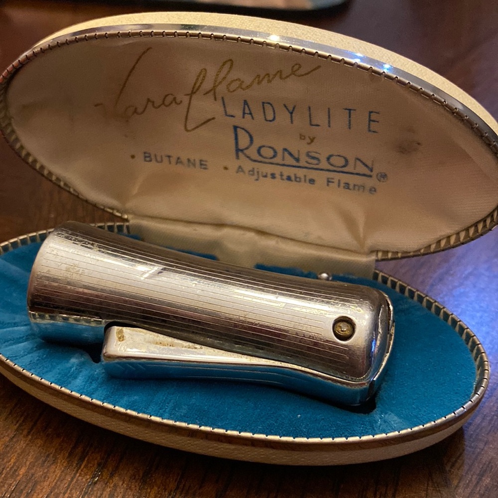 Vintage collectible Ronson VaraFlame Ladylite lighter